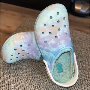 Children’s Cloud crocs size 2 J2 fully lined